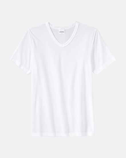 Herrenhemd 1/2 Arm in weiß aus der Serie sky.line, flach auf einer Oberfläche liegend.