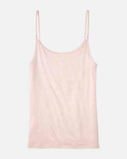 Hemd in lychee aus der Serie Sensuelle, flach auf einer Oberfläche liegend.