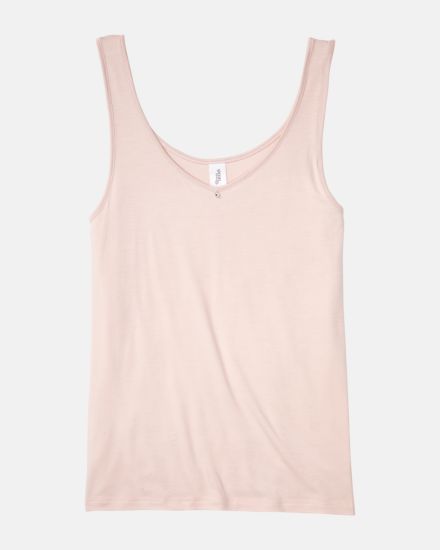 Achselhemd in lychee aus der Serie Sensuelle, flach auf einer Oberfläche liegend.