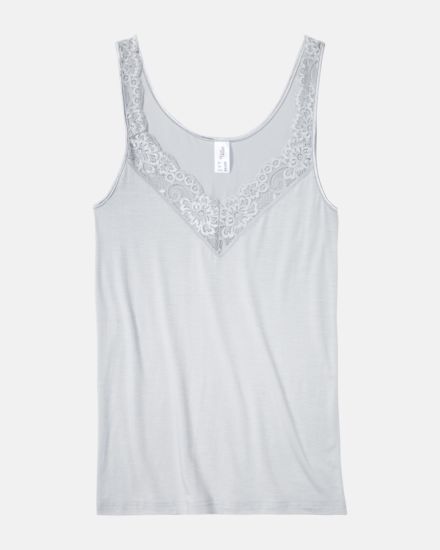 Achselhemd in silbergrau aus der Serie Sensuelle Lace, flach auf einer Oberfläche liegend.