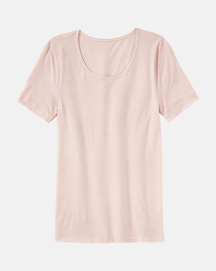 Shirt 1/4 Arm in lychee wool aus der Serie Sanja, flach auf einer Oberfläche liegend.