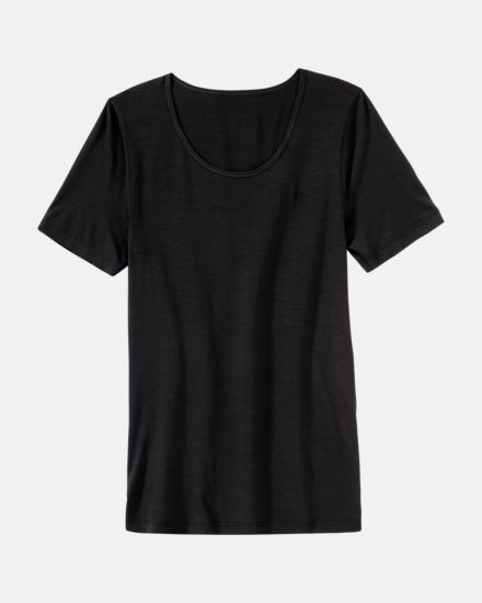 Shirt 1/4 Arm in schwarz aus der Serie Sanja, flach auf einer Oberfläche liegend.