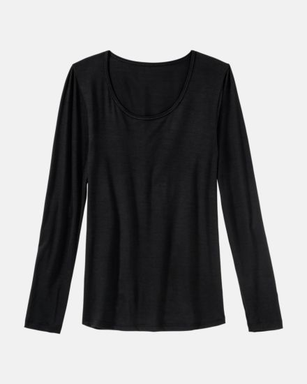 Shirt 1/1 Arm in schwarz aus der Serie Sanja, flach auf einer Oberfläche liegend.