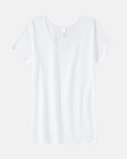 Hemd 1/4 Arm in weiß aus der Serie Y-loft, flach auf einer Oberfläche liegend.