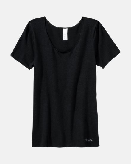 Hemd 1/4 Arm in schwarz aus der Serie Y-loft, flach auf einer Oberfläche liegend.