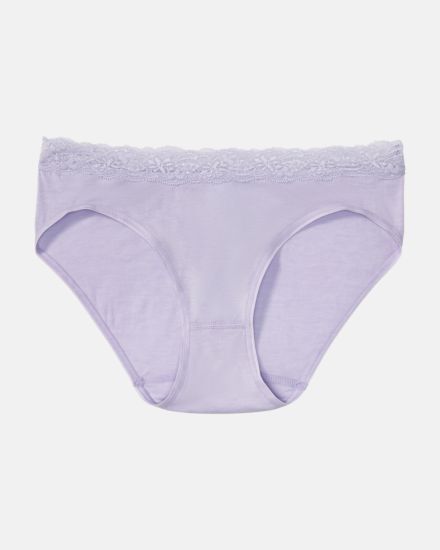 Bikinislip in lavendel mélé aus der Serie Rahel, flach auf einer Oberfläche liegend.