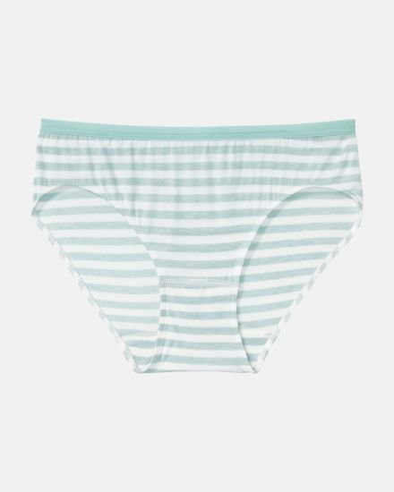 Bikinislip in minze / off white aus der Serie Regina, flach auf einer Oberfläche liegend.