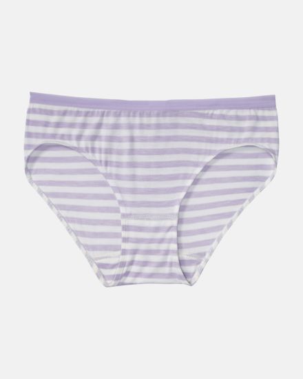Bikinislip in lavendel / off white aus der Serie Regina, flach auf einer Oberfläche liegend.