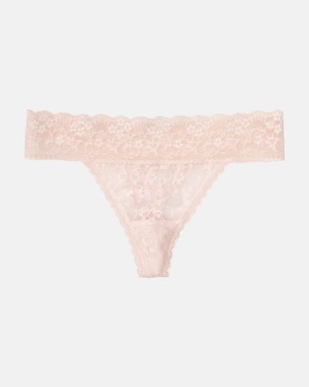 String, Triangleform in lychee aus der Serie Lacy, flach auf einer Oberfläche liegend.