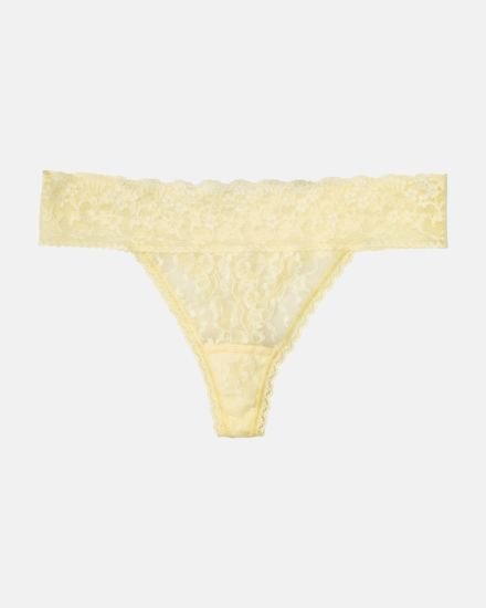 String, Triangleform in zitrone aus der Serie Lacy, flach auf einer Oberfläche liegend.