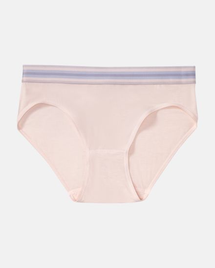 Bikinislip in lychee mélé aus der Serie Ruby, flach auf einer Oberfläche liegend.