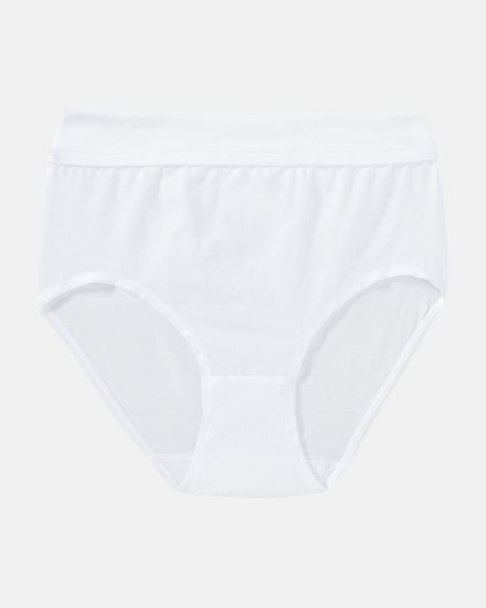 Maxislip in weiß aus der Serie Bio Cotton plus, flach auf einer Oberfläche liegend.