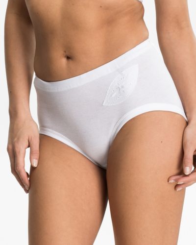 Model trägt Taillenslip in weiß aus der Serie Noelle, Ansicht von vorne.