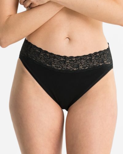 Model trägt Jazzpant in schwarz aus der Serie Britta, Ansicht von vorne.