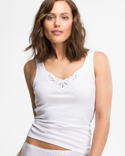 Model trägt Achselhemd in weiß aus der Serie Noelle, Ansicht von vorne.