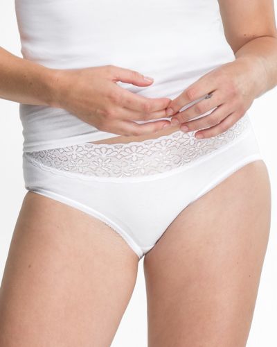 Model trägt Hüftslip in weiß aus der Serie Natalie, Ansicht von vorne.