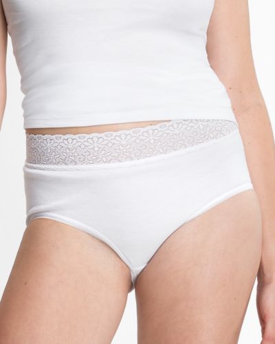 Model trägt Taillenslip in weiß aus der Serie Natalie, Ansicht von vorne.