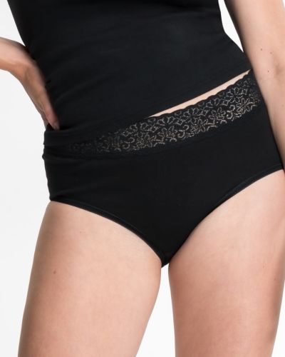 Model trägt Taillenslip in schwarz aus der Serie Natalie, Ansicht von vorne.