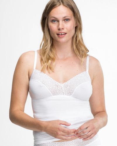 Model trägt BH Hemd in weiß aus der Serie Natalie, Ansicht von vorne.