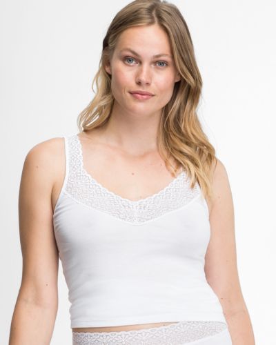 Model trägt Achselhemd in weiß aus der Serie Natalie, Ansicht von vorne.