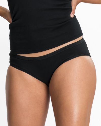 Model trägt Minislip in schwarz aus der Serie Natascha, Ansicht von vorne.