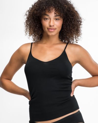 Model trägt Trägerhemd in schwarz aus der Serie Natascha, Ansicht von vorne.