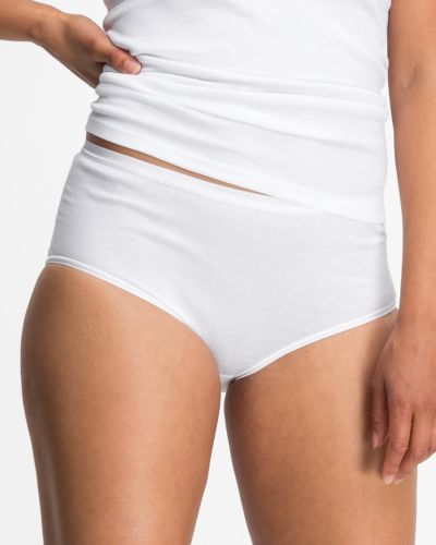 Model trägt Maxislip in weiß aus der Serie Natascha, Ansicht von vorne.