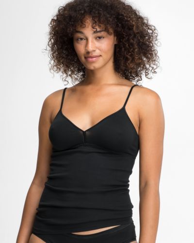 Model trägt BH Hemd gemoldet in schwarz aus der Serie Natascha, Ansicht von vorne.