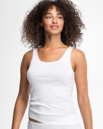 Model trägt Achselhemd in weiß aus der Serie Natascha, Ansicht von vorne.