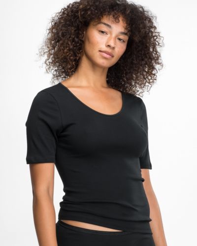 Model trägt Hemd 1/4 Arm in schwarz aus der Serie Natascha, Ansicht von vorne.