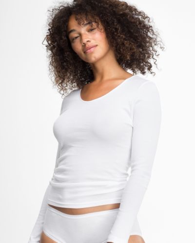 Model trägt Hemd 1/1 Arm in weiß aus der Serie Natascha, Ansicht von vorne.