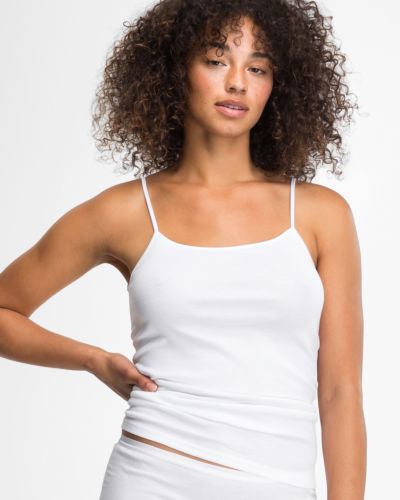 Model trägt Hemd in weiß aus der Serie Natascha, Ansicht von vorne.