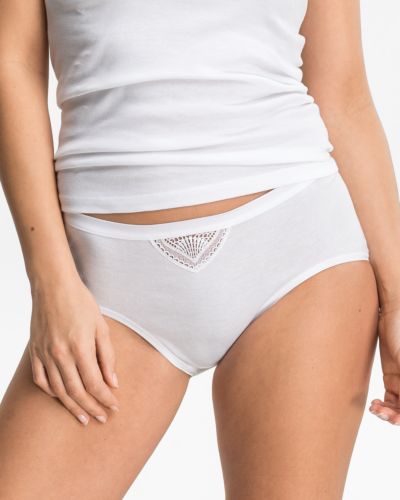 Model trägt Taillenslip in weiß aus der Serie Nicolina, Ansicht von vorne.