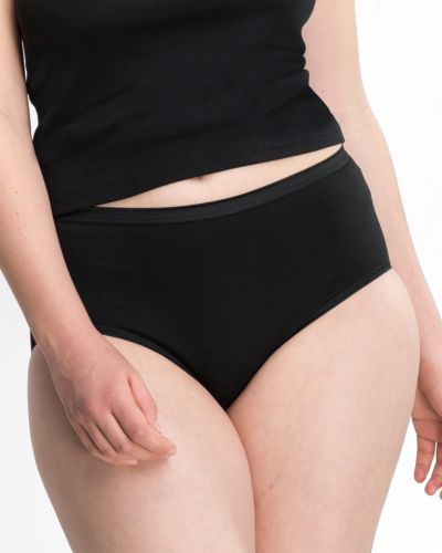 Model trägt Maxislip in schwarz aus der Serie Lingerie Plus, Ansicht von vorne.