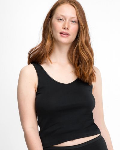 Model trägt Achselhemd in schwarz aus der Serie Lingerie Plus, Ansicht von vorne.