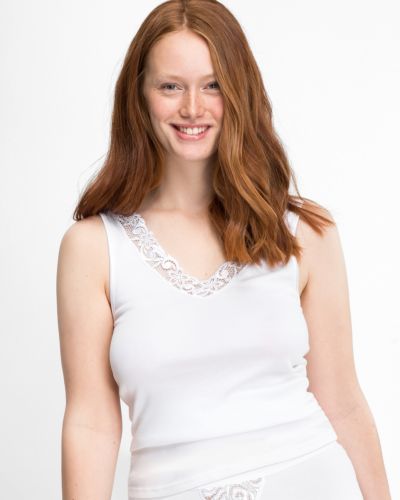 Model trägt Achselhemd in weiß aus der Serie Lingerie Plus, Ansicht von vorne.