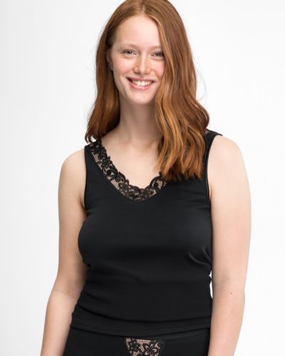 Model trägt Achselhemd in schwarz aus der Serie Lingerie Plus, Ansicht von vorne.