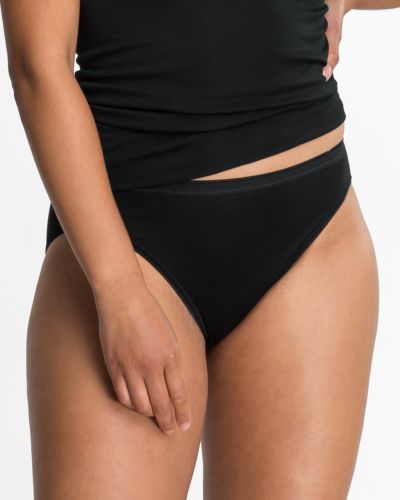 Model trägt Jazzpant in schwarz aus der Serie Nadine, Ansicht von vorne.