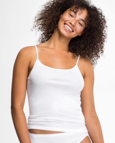 Model trägt Hemd in weiß aus der Serie Nadine, Ansicht von vorne.