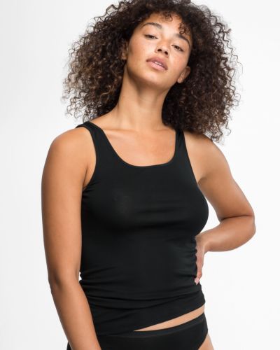 Model trägt Achselhemd in schwarz aus der Serie Nadine, Ansicht von vorne.