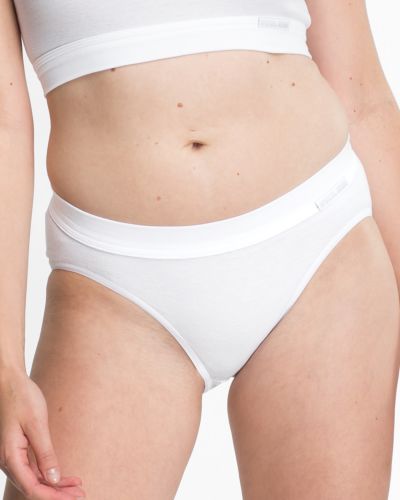 Model trägt Jazzpant in weiß aus der Serie Bio Cotton, Ansicht von vorne.