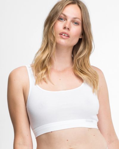 Model trägt Trägerbustier in weiß aus der Serie Bio Cotton, Ansicht von vorne.