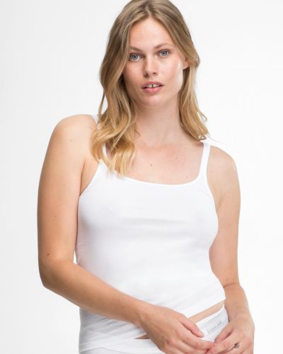 Model trägt Trägerhemd in weiß aus der Serie Bio Cotton, Ansicht von vorne.