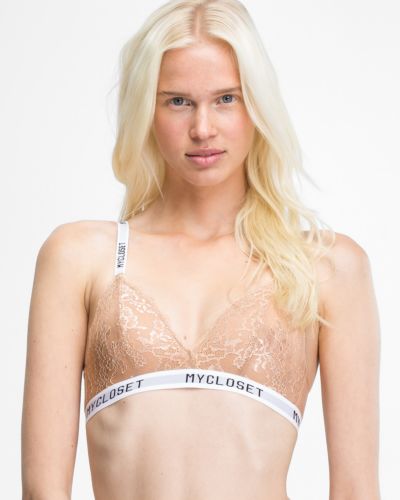 Model trägt Bralette in caramel aus der Serie Logo Lover, Ansicht von vorne.