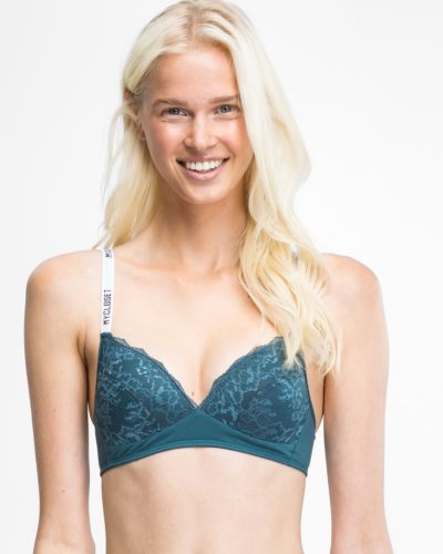 Model trägt Schalen BH Triangle in cord aus der Serie Logo Lover, Ansicht von vorne.