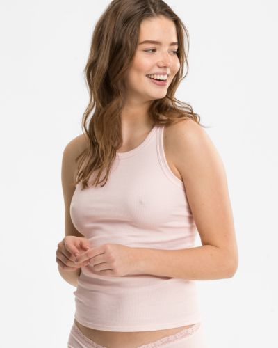 Model trägt Tank Top in lychee aus der Serie Logo Lover, Ansicht von vorne.