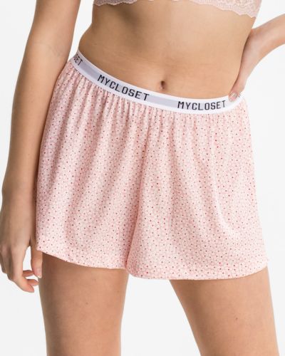 Model trägt Shorts in floral aus der Serie Logo Lover, Ansicht von vorne.