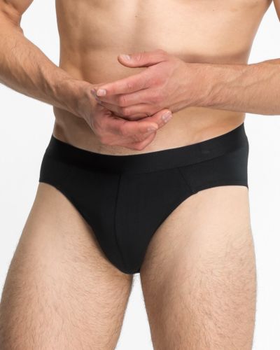 Model trägt Herren Slip in schwarz aus der Serie Classic, Ansicht von vorne.