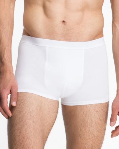 Model trägt Herren Short in weiß aus der Serie Classic, Ansicht von vorne.