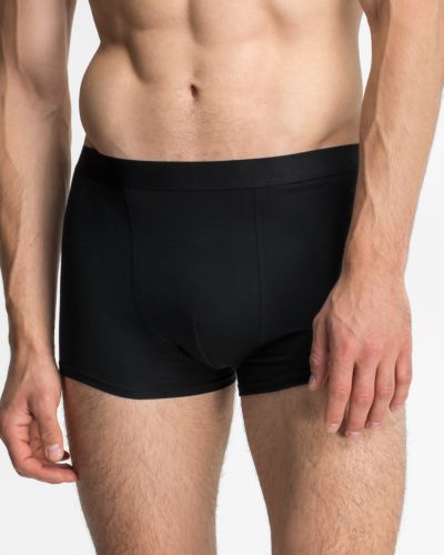 Model trägt Herren Short in schwarz aus der Serie Classic, Ansicht von vorne.